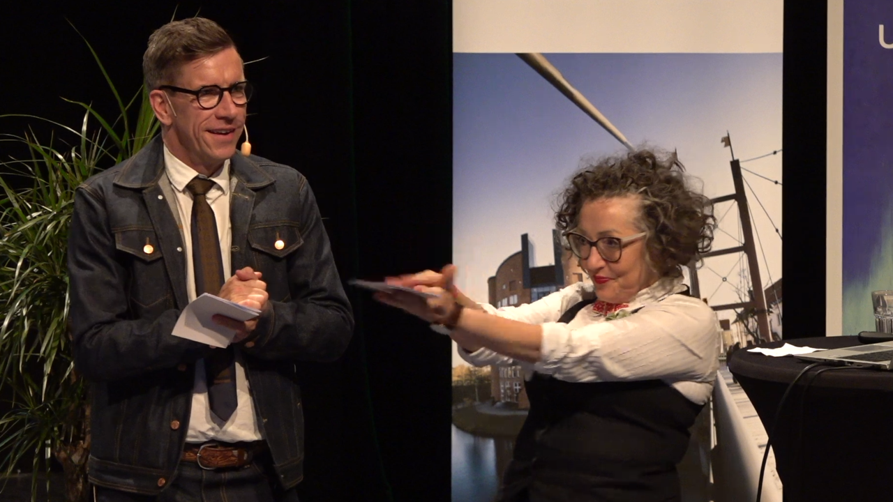 Lars Larsson och Katrice Horsley på scen