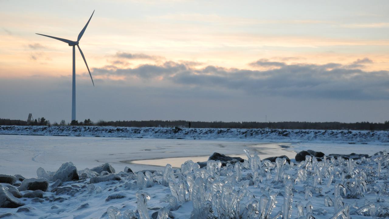 isformationer med vindkraftverk i bakgrunden