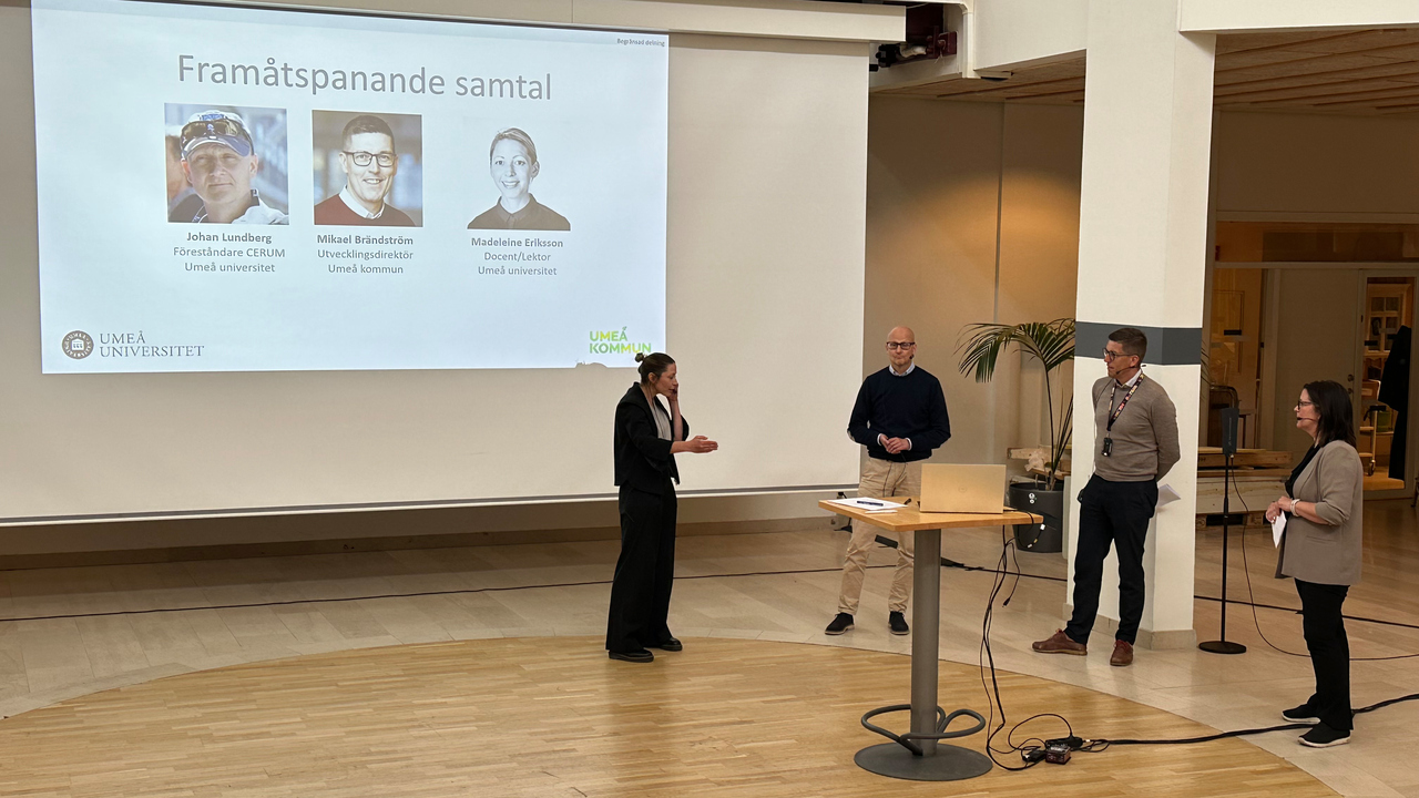 Panelsamtal med fyra personer.