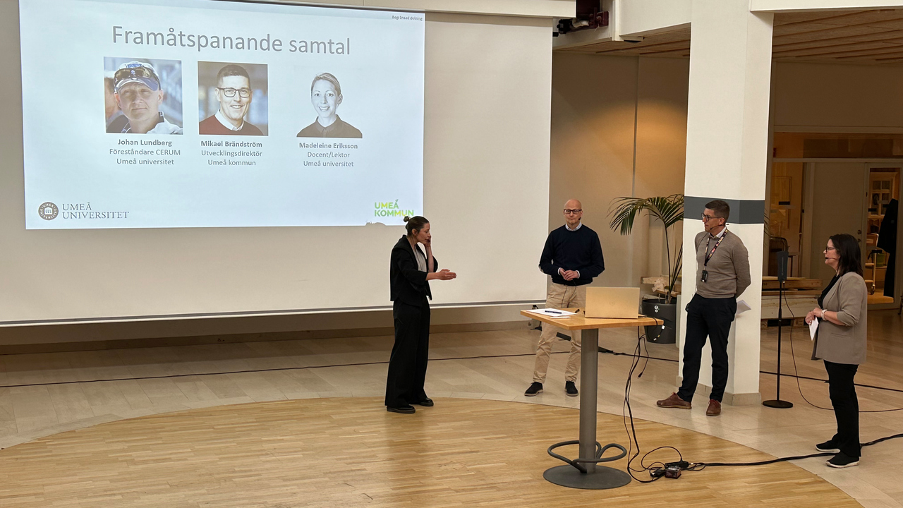 Panelsamtal med fyra personer.