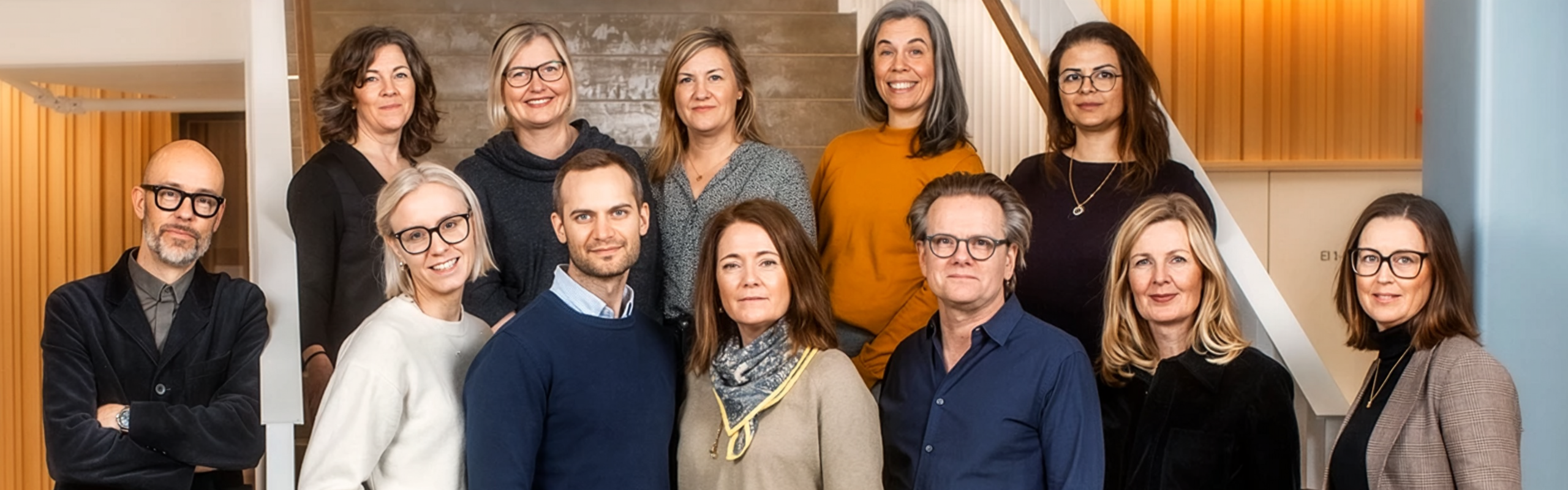 En grupp människor som står bredvid varandra.