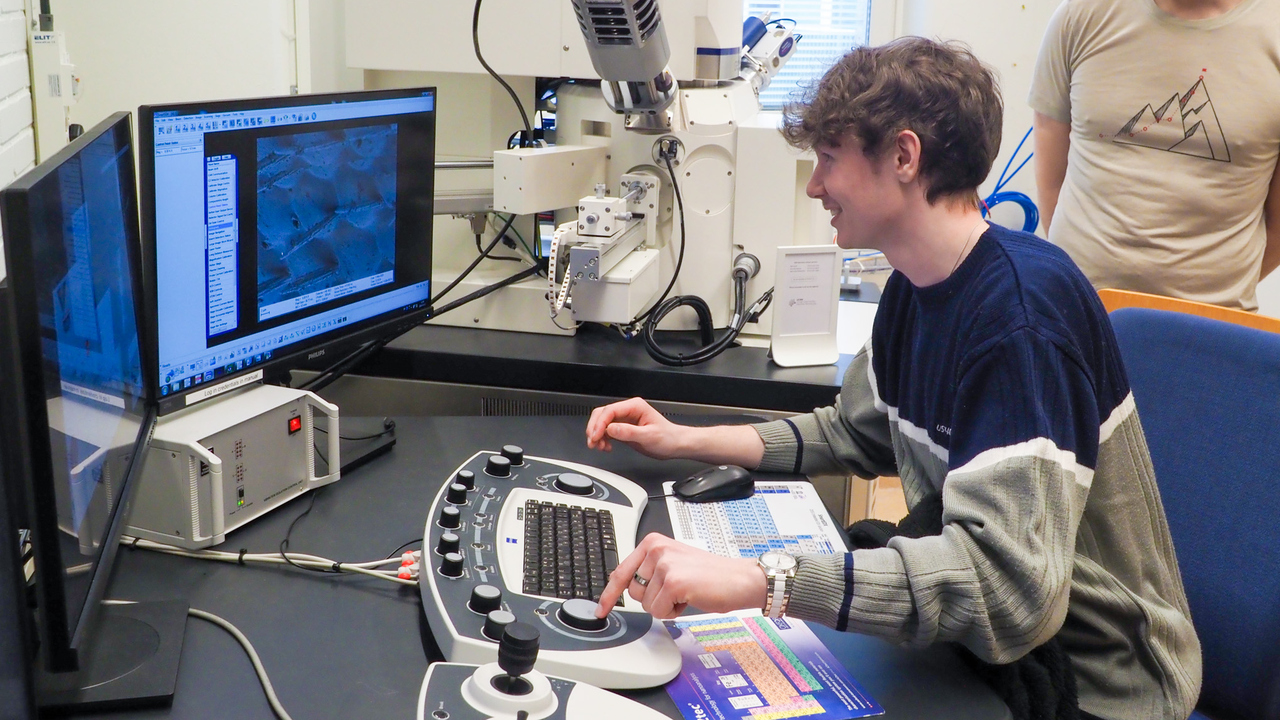 Nils Hauff visar SEM för gymnasieelever