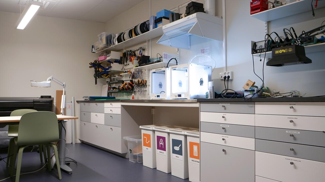 Makerspace med storformatskrivare, 3D-skrivare och diverse verktyg.