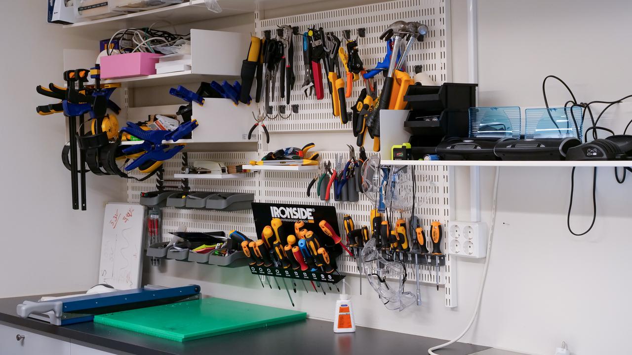 Makerspace med storformatskrivare, 3D-skrivare och diverse verktyg.