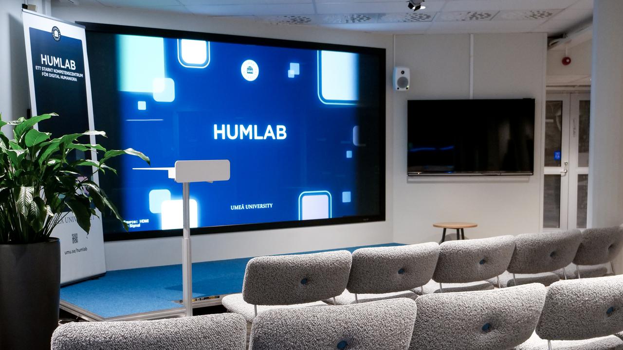 Presentationsrummet (H2) med en 200" skärm och 30 stolar.