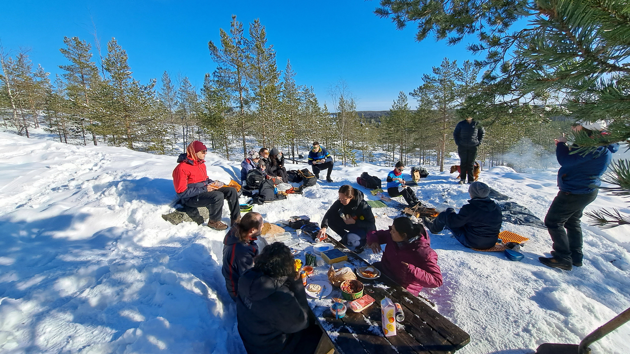 Barbeque at Hamptjärnsberget in Umeå after hiking