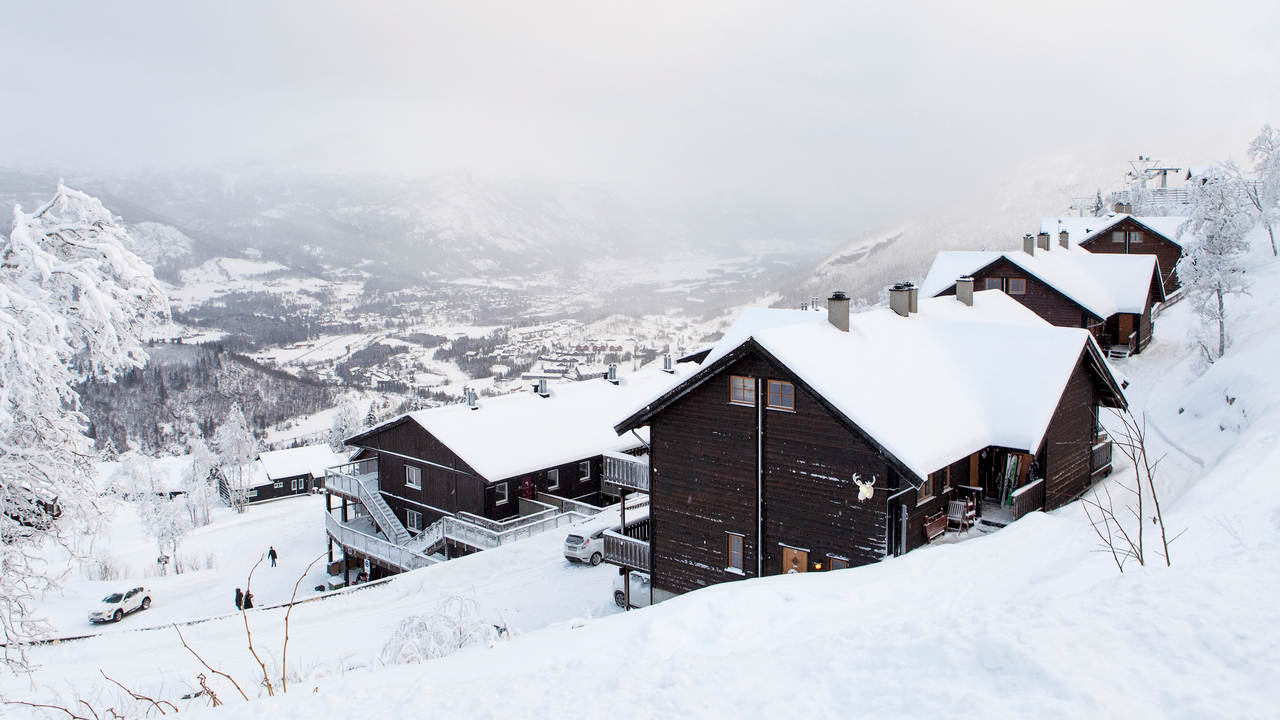 Snötäckta stugor i fjällen