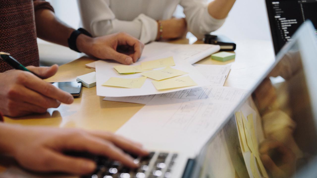 Bild på händer och datorer