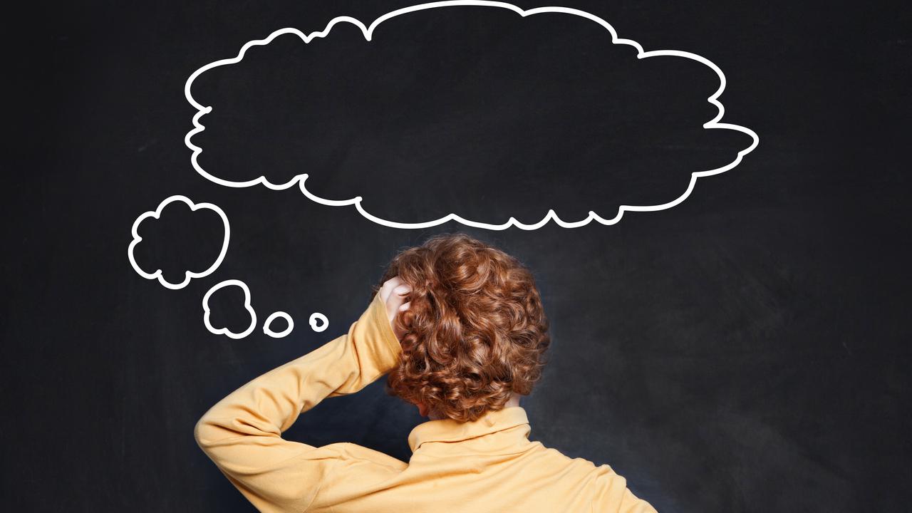 Person bakifrån vid svart tavla med en illustrerad tänkebubbla ovanför huvudet. För att illustrera tänka.