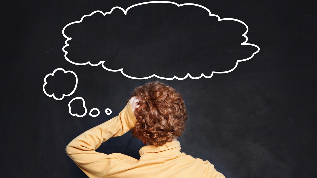 Person bakifrån vid svart tavla med en illustrerad tänkebubbla ovanför huvudet. För att illustrera tänka.