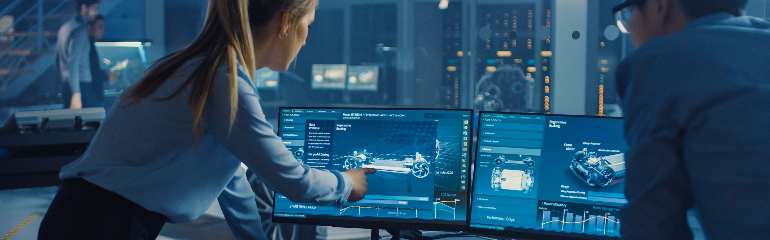 Bilden visar en man och en kvinna som tittar på en skärm.