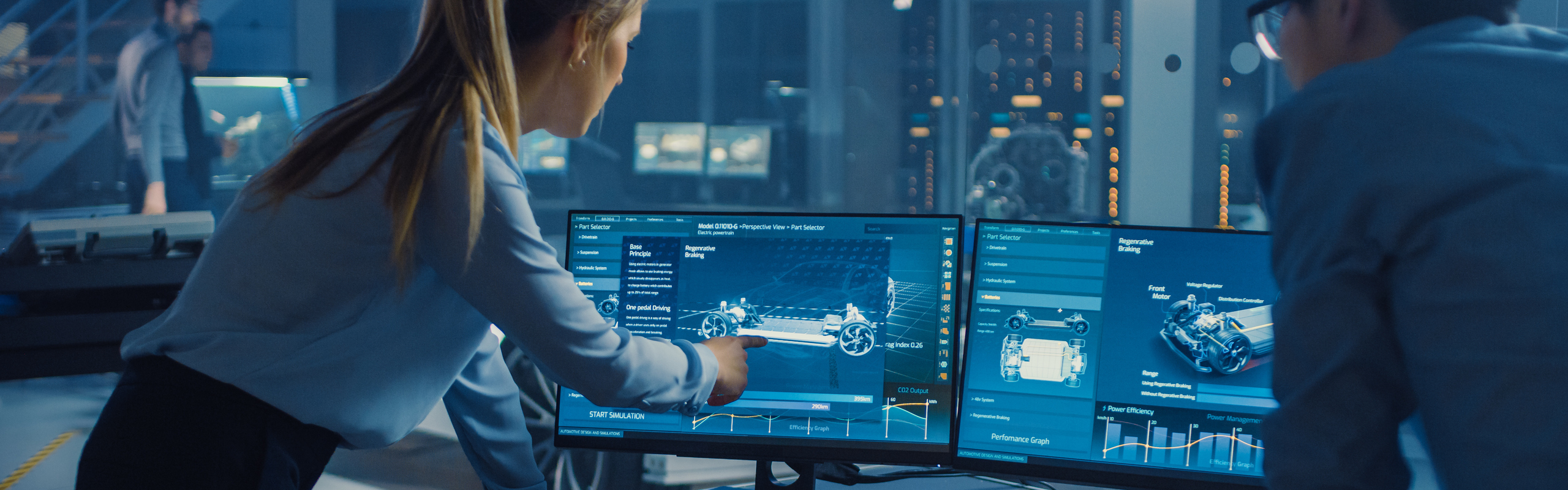 Bilden visar en man och en kvinna som tittar på en skärm.