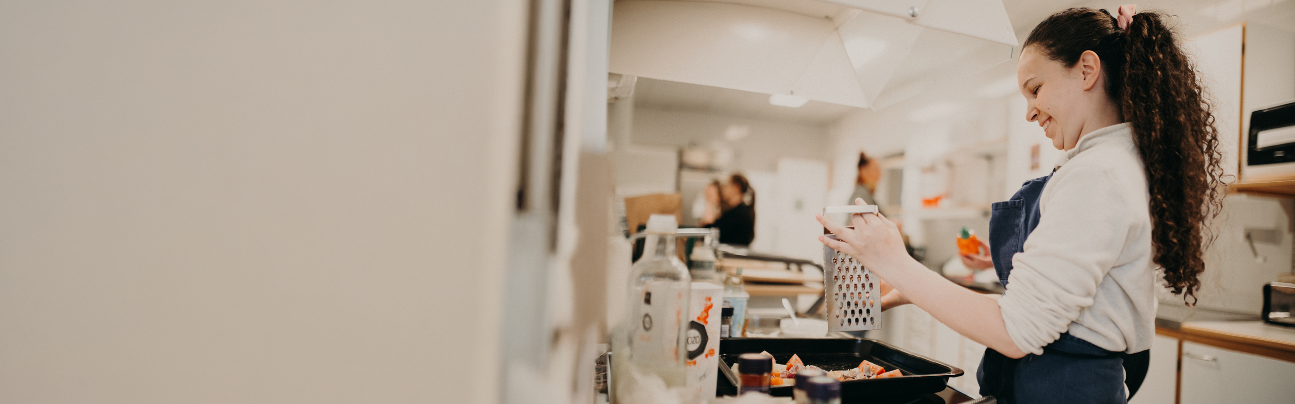 Student i hem- och konsumentkunskap lagar mat