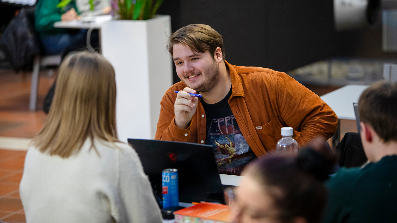 Studenter som grupparbetar i Teknikhuset.