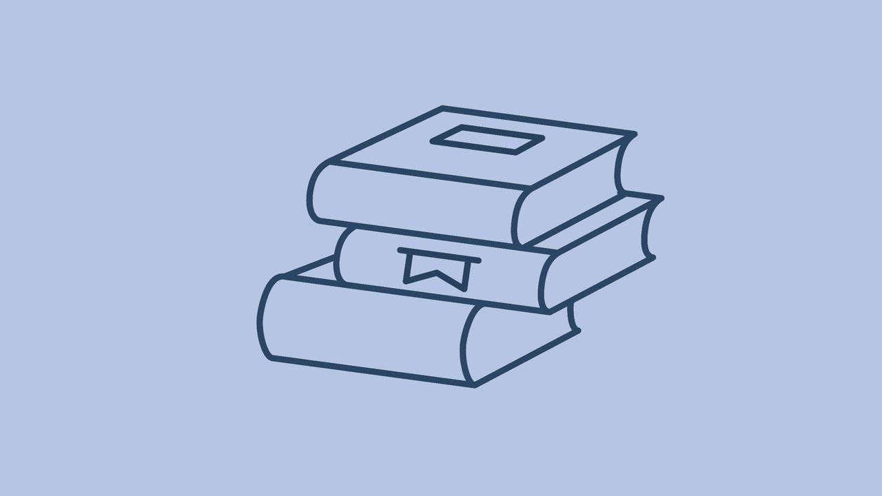 Tre böcker staplade på varandra mot en blå bakgrund.