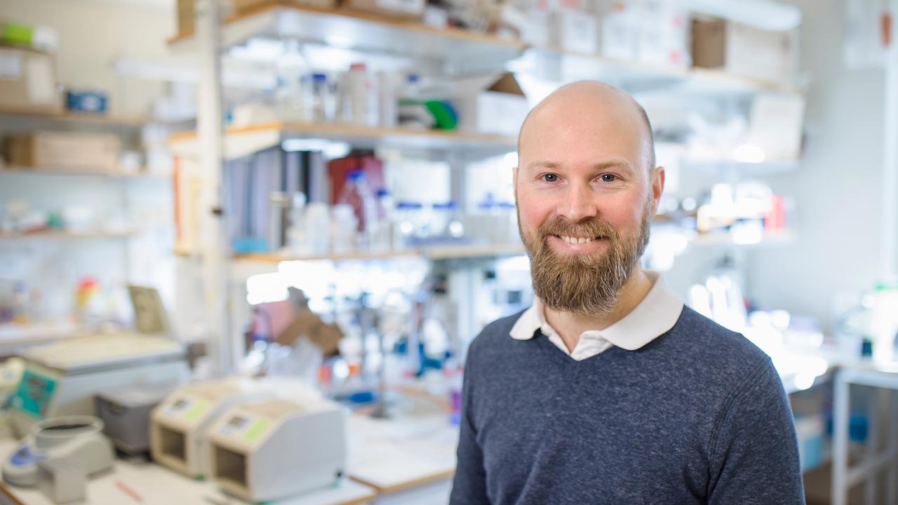 Björn Schröder i labb