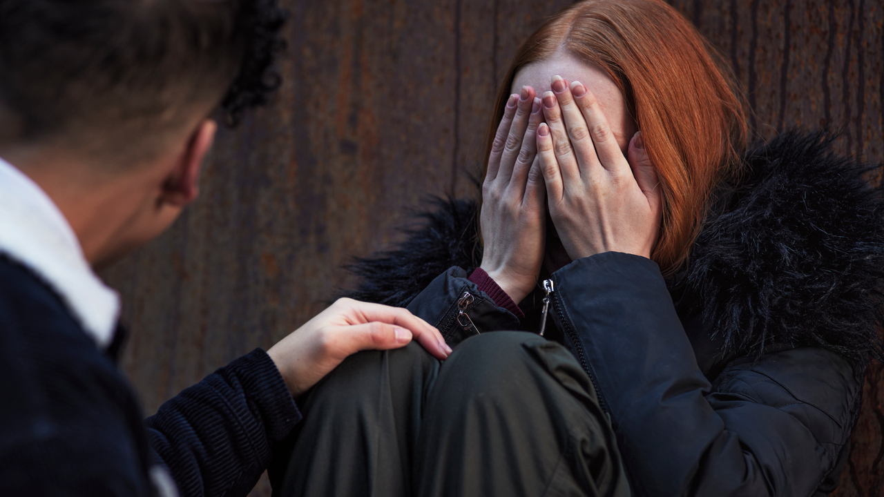 Foto av ungdomar som tröstar varandra