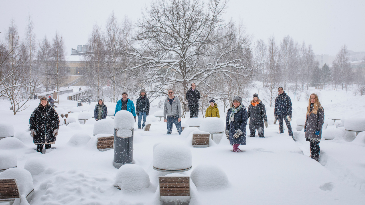 Gruppbild på medarbetare vid MIMS utomhus på campus i snön.