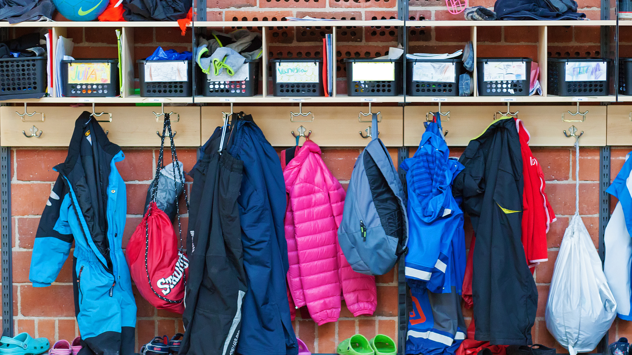 Klädhängare och förvaringsplatser i skola.