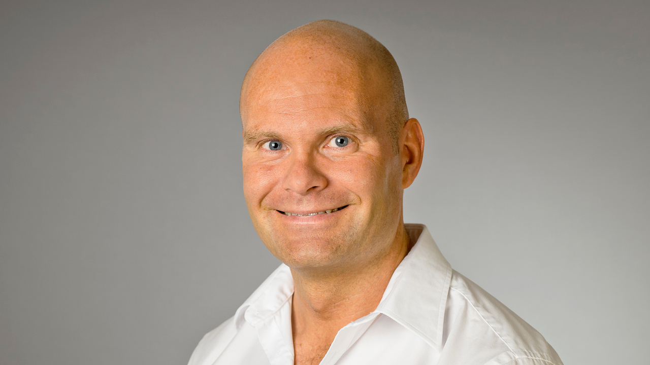 En man med vit skjorta