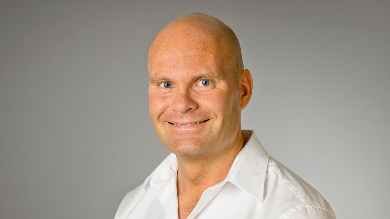 En man med vit skjorta