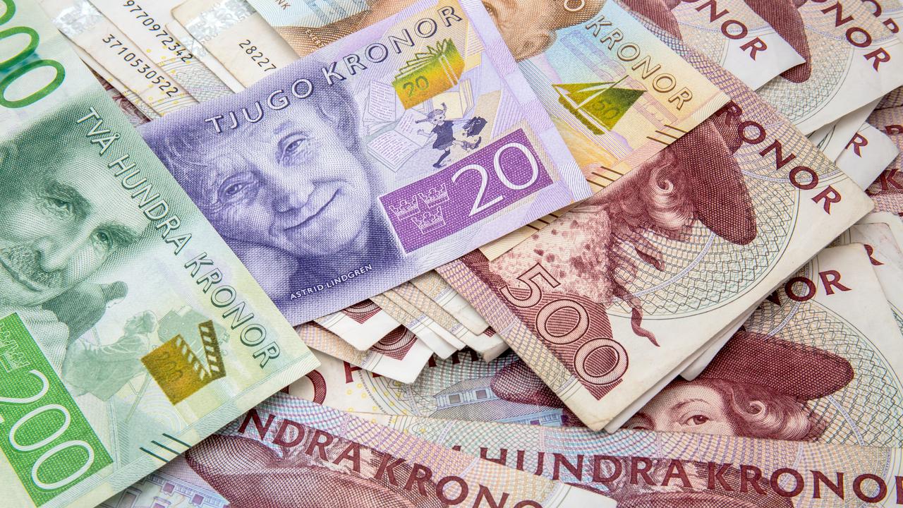 Sedlar ligger utspridda i olika valörer.