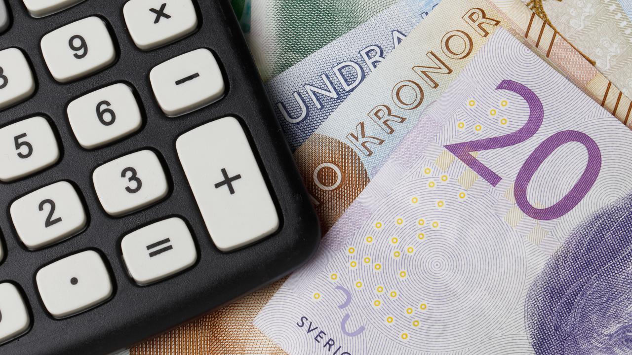 A calculator and Swedish bank notes.