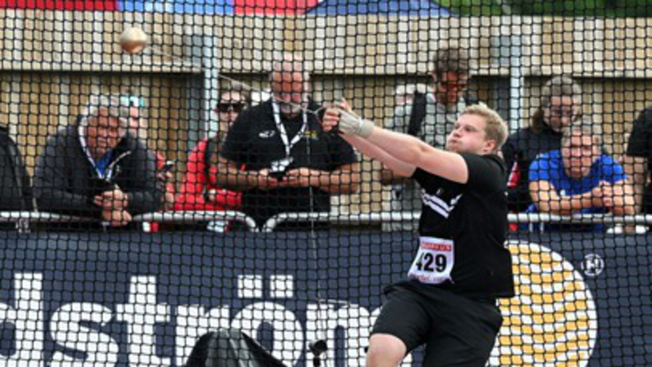 Man som kastar slägga