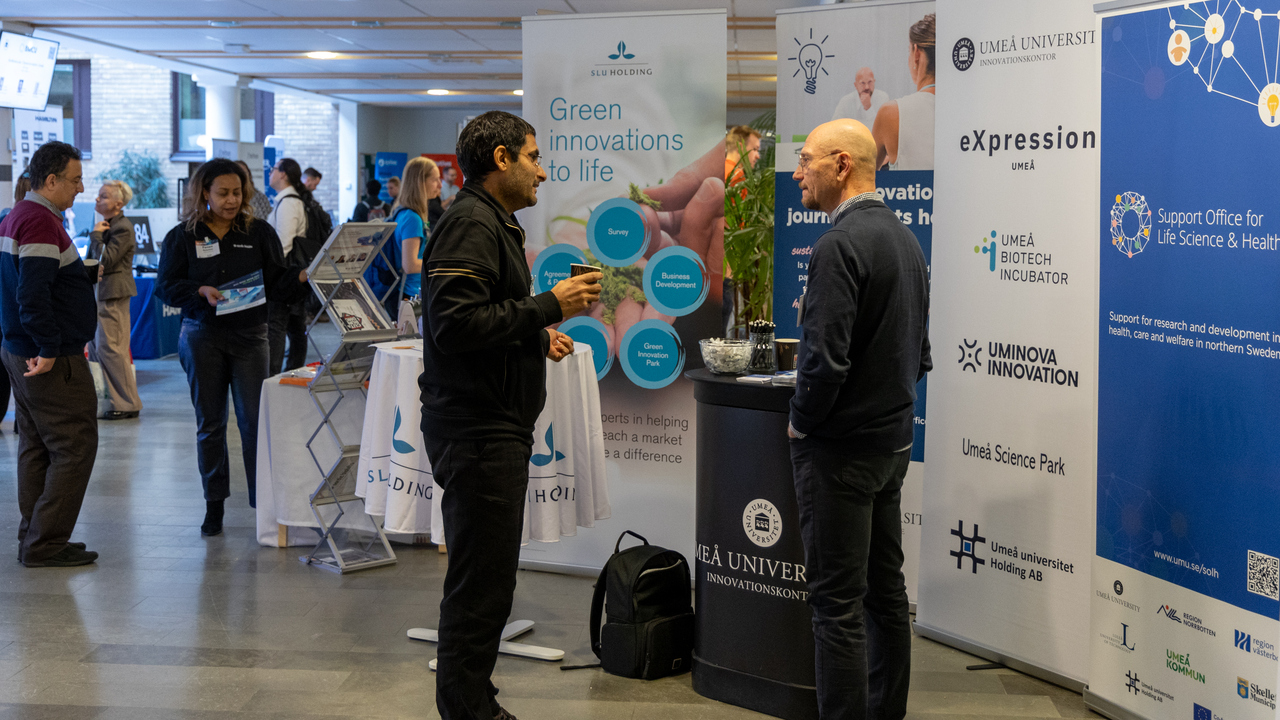 En grupp människor som står vid en monter på KBC-dagarna 2024