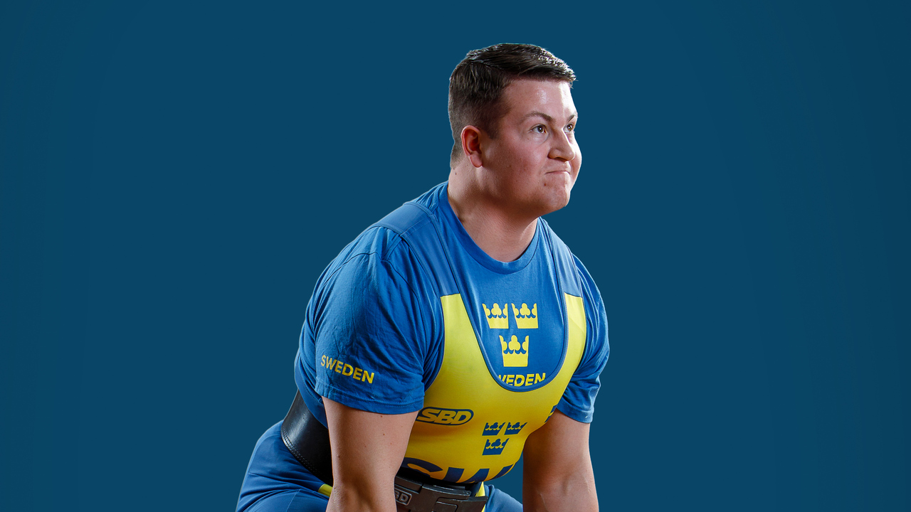 Emil Johansson kombinerar studier vid Umeå universitet med en elitidrottssatsning i styrkelyft.