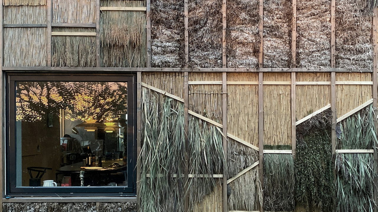 Byggnad med alternativa fasadmaterial