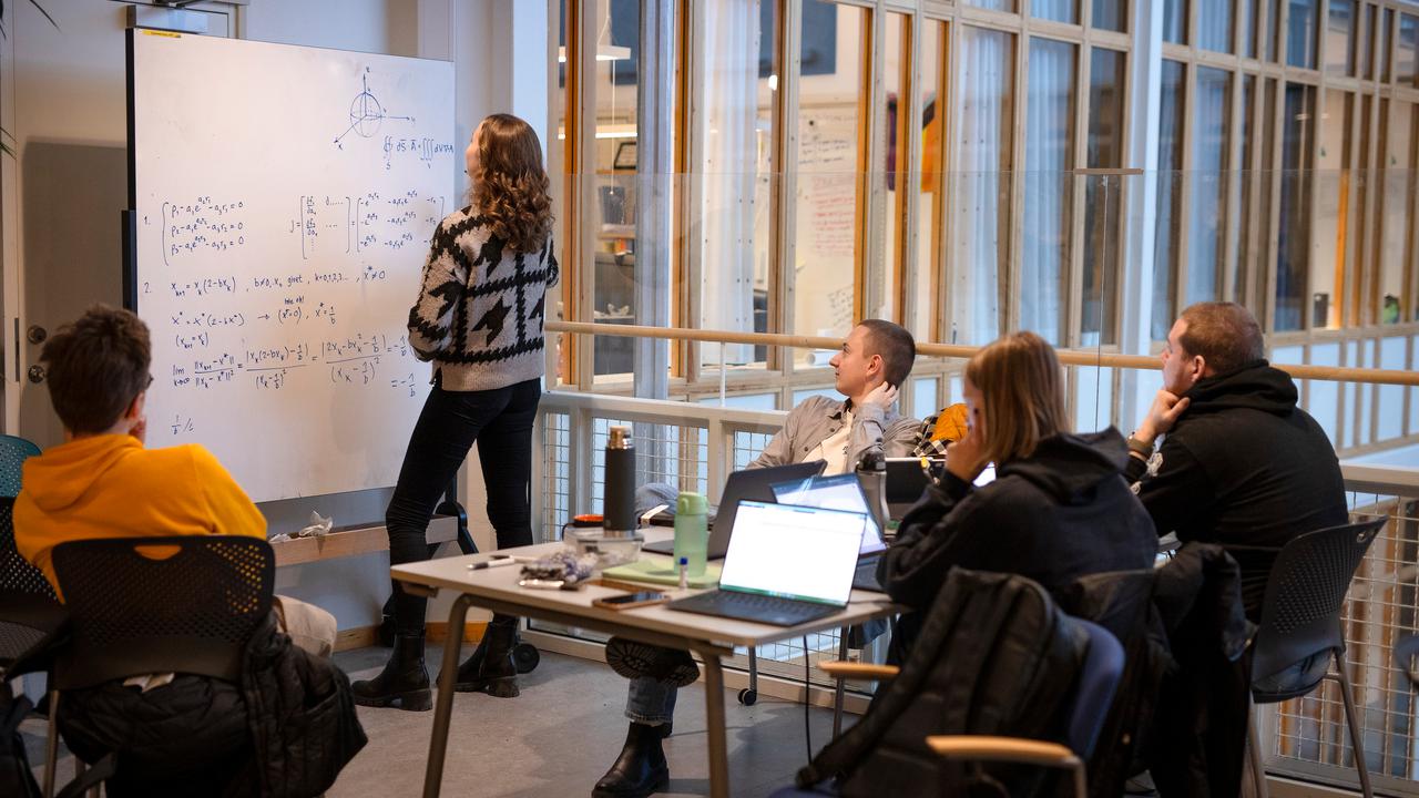 Studenter grupparbetar i MIT-huset