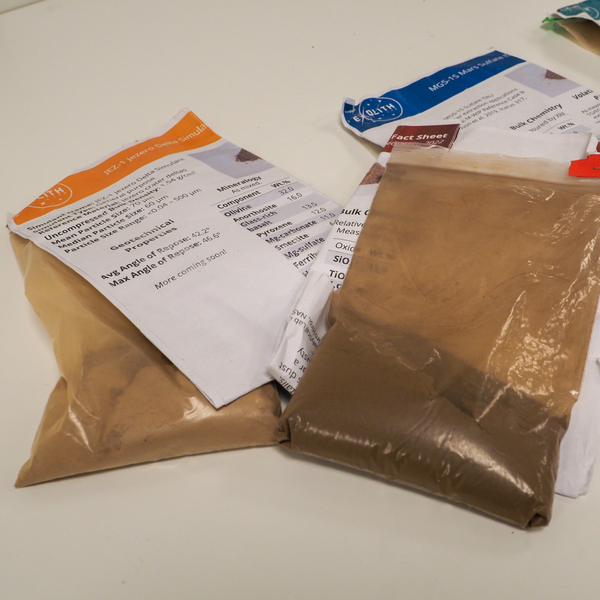 Regolith mixture based in the geochemical composition of Mars, which Alef dos Santos uses for his simulated Mars experiments.Regolitblandning baserad på Mars geokemiska sammansättning, som Alef dos Santos använder för sina simulerade Marsexperiment.
