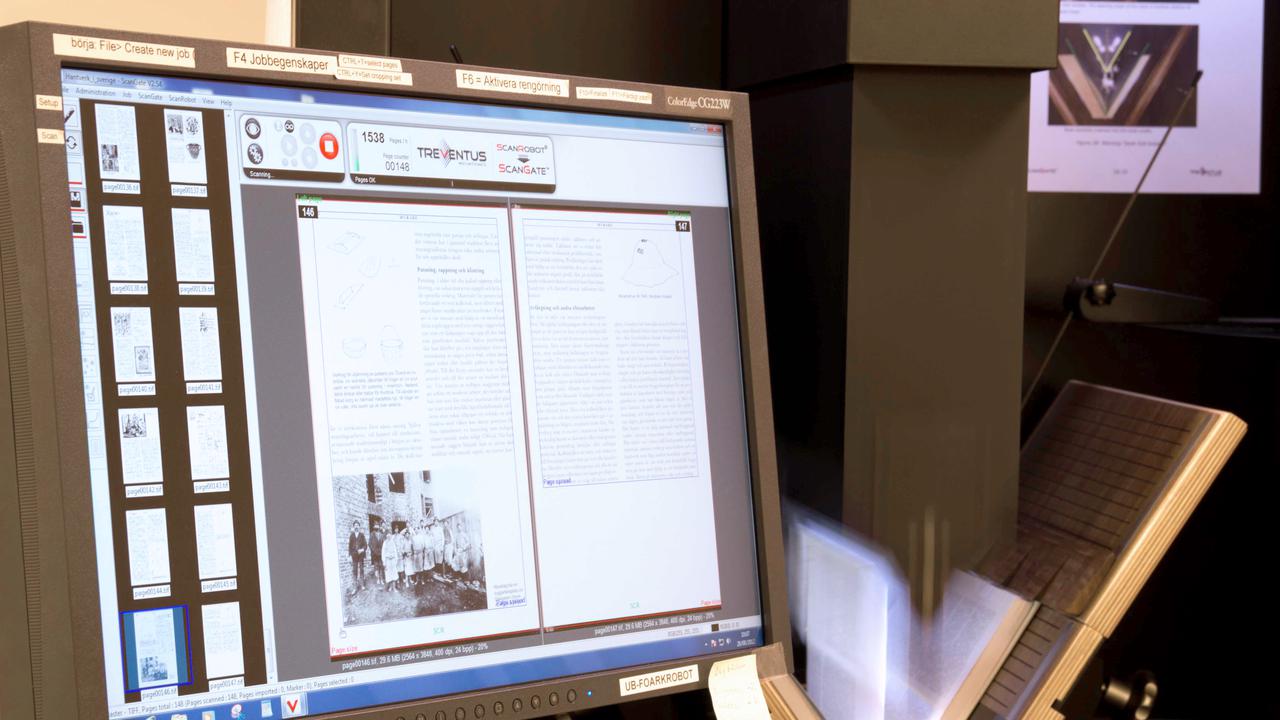 Digitaliseringsrobot som skannar in en bok