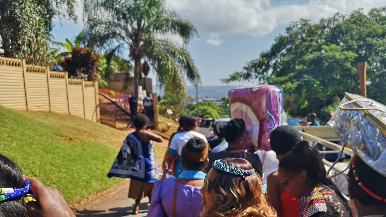 Grupp av kvinnor går på en väg i Sydafrika