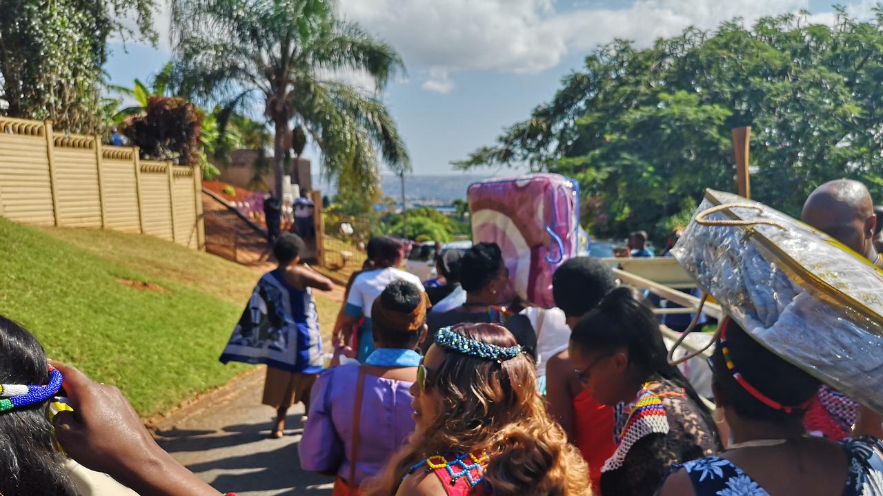 Grupp av kvinnor går på en väg i Sydafrika