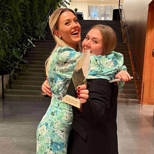 Michaela Östlund kramar Rebecka Ljunglöf, som håller i en pokal. 