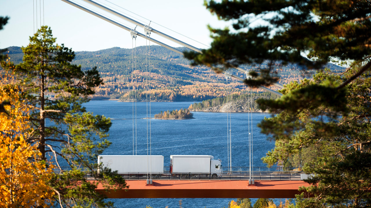 Lastbil kör över Höga kusten-bron