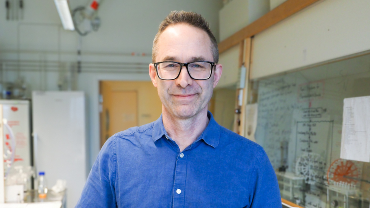 Forskaren Jerker Fick vid Kemiska institutionen använde masspektrometri för att mäta mängden läkemedel i unglaxarna.