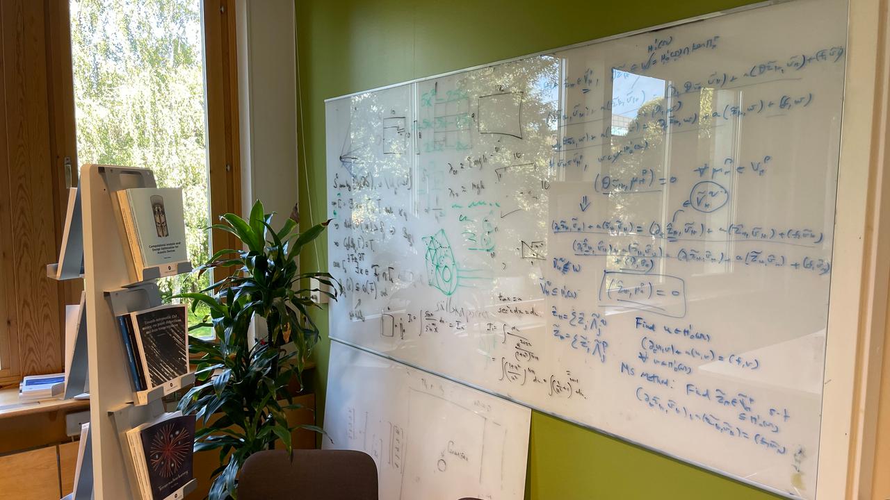 En stor whiteboard med text på.