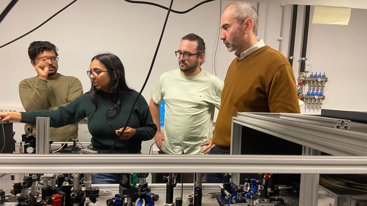 Fysiker som jobbar med en laser