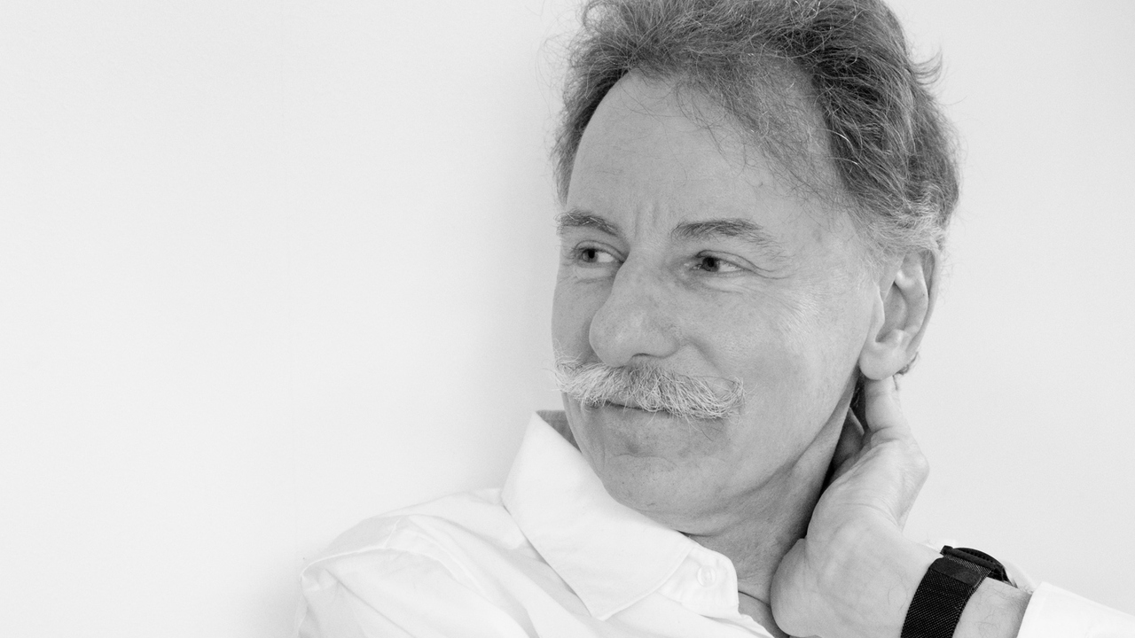 Nils-Erik Gustafsson, interaktionsdesigner, ser ut att vara avslappnad ocb blickar mot vänster.