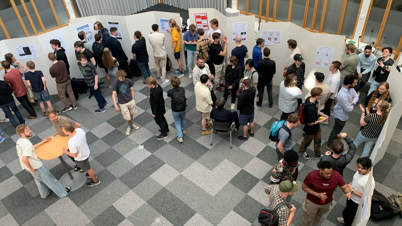 Många besökare som besöker MIT-huset för att titta på presentationer, gjorda av studenterna i kursen interaktionsteknik, vid institutionen för datavetenskap.