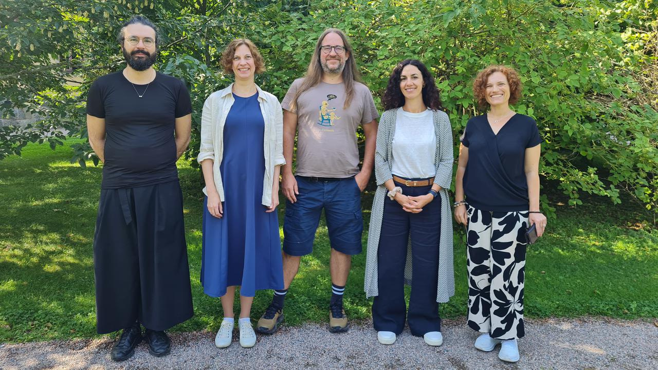 En grupp människor som står bredvid varandra.