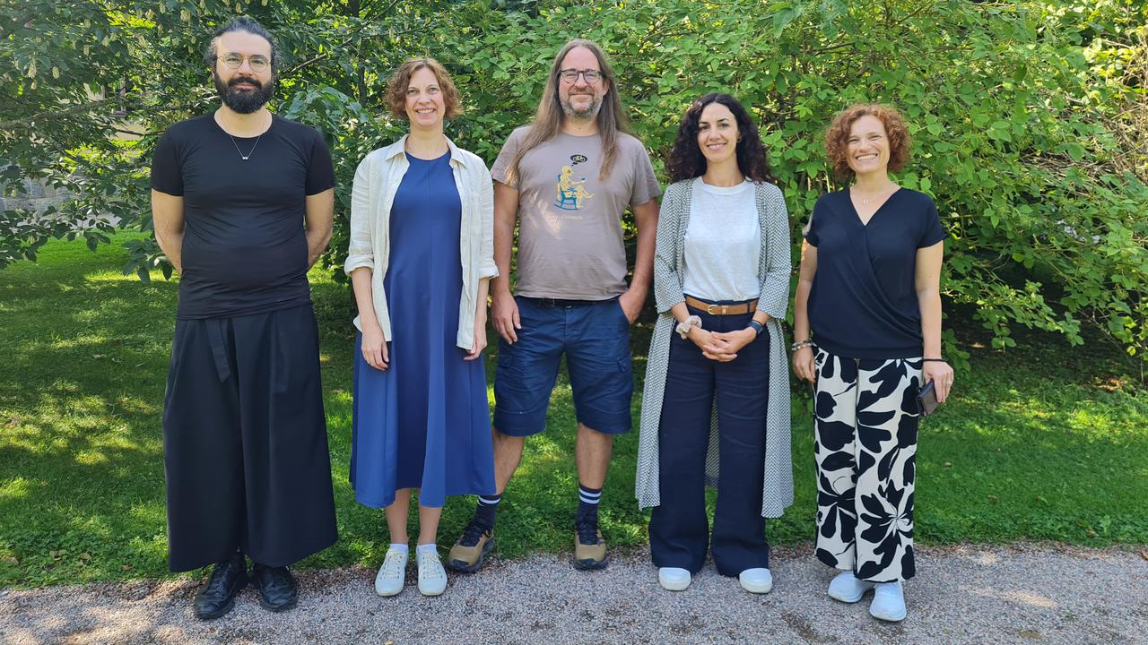 En grupp människor som står bredvid varandra.