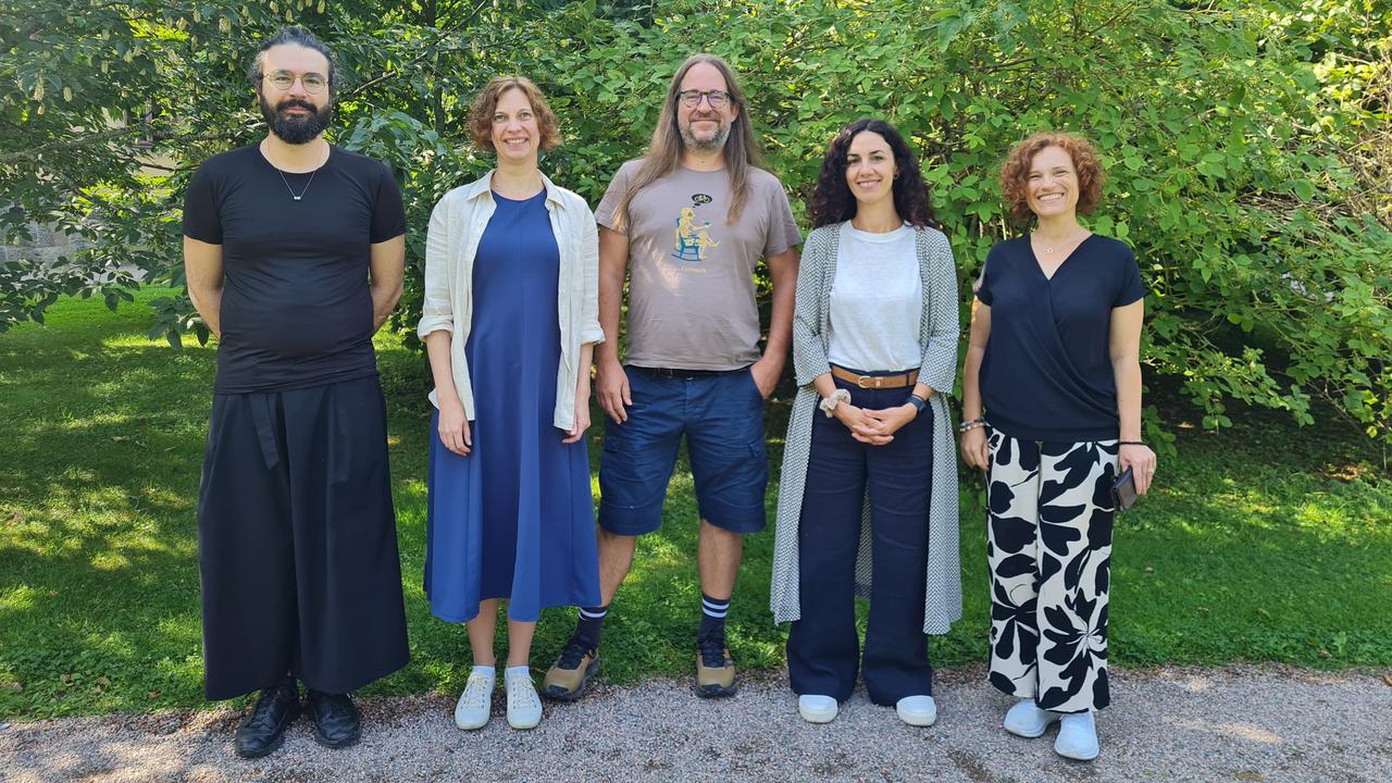 En grupp människor som står bredvid varandra.