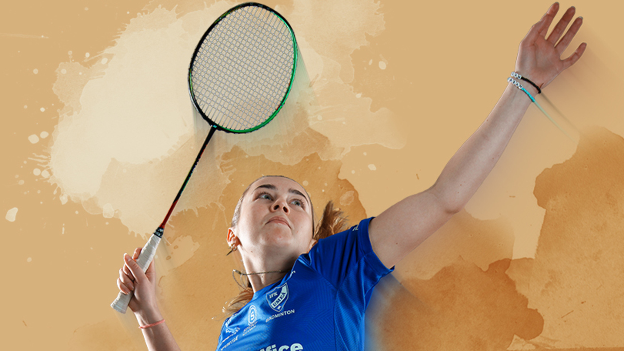 kvinna som spelar badminton