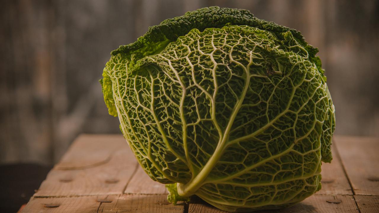 Savojkålshuvud på ett bord.