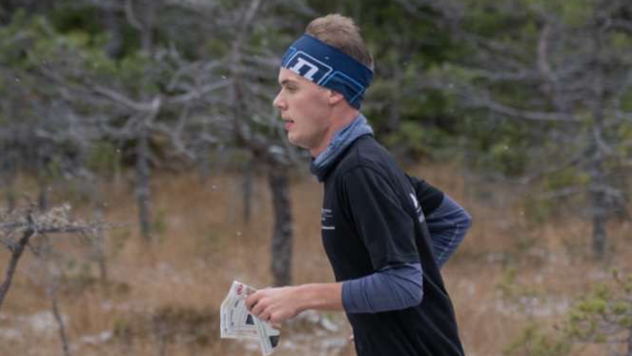 En man som orienterar