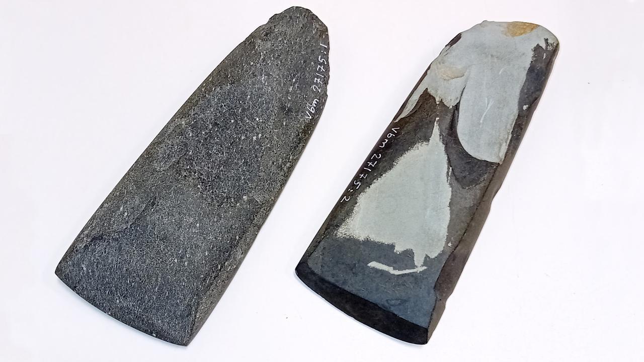 Foto av två avlånga stenföremål med vässade ändar.